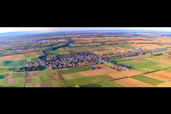 Vue aérienne de Panorama du village de Viehstrich depuis le sud-est à Freckenfeld dans le département Rhénanie-Palatinat, Allemagne