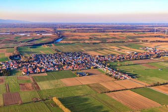 Vue aérienne de Panorama du village de Viehstrich depuis le sud-est à Freckenfeld dans le département Rhénanie-Palatinat, Allemagne