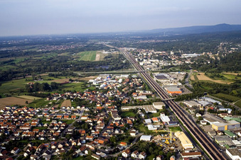 Vue aérienne de Ligne de chemin de fer du sud à le quartier Oos in Baden-Baden dans le département Bade-Wurtemberg, Allemagne