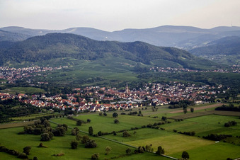 Vue aérienne de Du nord-ouest à le quartier Steinbach in Baden-Baden dans le département Bade-Wurtemberg, Allemagne