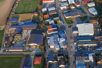 Vue aérienne de Zone industrielle de Gäxwald avec REHA med à Herxheim bei Landau dans le département Rhénanie-Palatinat, Allemagne