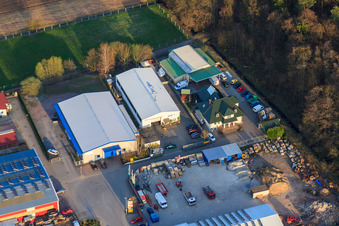 Vue aérienne de Zone industrielle de Gäxwald avec Feinwerk Precision and Measuring Technology GmbH & Co. KG, préparation automobile Outfit et atelier de réparation automobile Patrik Fichtenkamm à Herxheim bei Landau dans le département Rhénanie-Palatinat, Allemagne