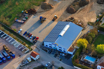 Vue aérienne de Zone industrielle Im Riegel avec Tiator GmbH (transport, matériaux de construction, terrassement, élimination des déchets) à Herxheim bei Landau dans le département Rhénanie-Palatinat, Allemagne