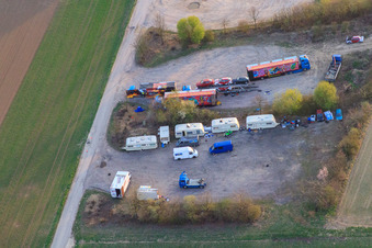 Vue aérienne de Parking sur la Offenbacher Straße à Herxheim bei Landau dans le département Rhénanie-Palatinat, Allemagne