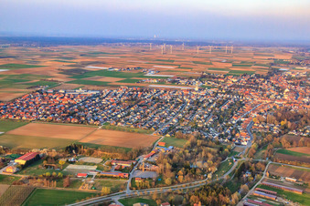 Vue aérienne de Vue de la ville depuis l'ouest à Herxheim bei Landau dans le département Rhénanie-Palatinat, Allemagne