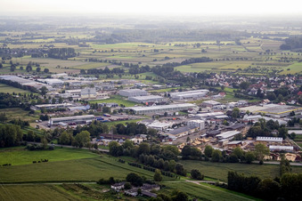 Vue aérienne de Zone industrielle et implantation d'entreprises à l'est à le quartier Vimbuch in Bühl dans le département Bade-Wurtemberg, Allemagne