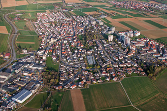 Vue aérienne de Vue des rues et des maisons dans les quartiers résidentiels à le quartier Hirschlanden in Ditzingen dans le département Bade-Wurtemberg, Allemagne