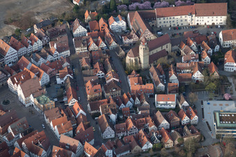 Vue aérienne de Vieille ville avec l'église de la ville à Leonberg dans le département Bade-Wurtemberg, Allemagne