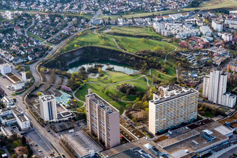 Vue aérienne de Parc avec lac à le quartier Eltingen in Leonberg dans le département Bade-Wurtemberg, Allemagne