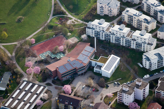 Vue aérienne de École secondaire Ostertag, Tiroler Straße à le quartier Eltingen in Leonberg dans le département Bade-Wurtemberg, Allemagne
