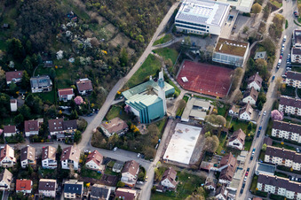 Vue aérienne de Église de la Réconciliation à le quartier Ramtel in Leonberg dans le département Bade-Wurtemberg, Allemagne