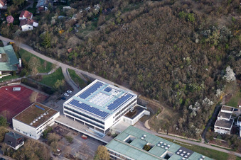 Vue oblique de École August Lämmle, Gerlinger Straße à le quartier Ramtel in Leonberg dans le département Bade-Wurtemberg, Allemagne