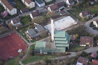 Vue aérienne de Église de la Réconciliation à le quartier Ramtel in Leonberg dans le département Bade-Wurtemberg, Allemagne