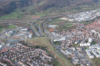 Vue aérienne de Portail sud du tunnel d'Engelberg (A81) à le quartier Ramtel in Leonberg dans le département Bade-Wurtemberg, Allemagne