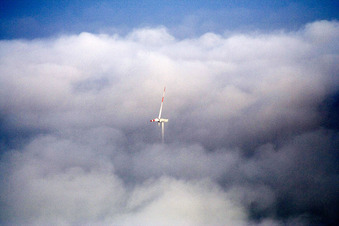 Vue aérienne de Des éoliennes dans les nuages à Minfeld dans le département Rhénanie-Palatinat, Allemagne