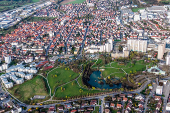 Vue oblique de Parc avec lac à le quartier Eltingen in Leonberg dans le département Bade-Wurtemberg, Allemagne
