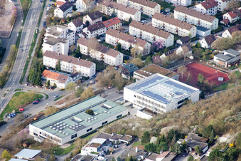 École August Lämmle, Gerlinger Straße à le quartier Ramtel in Leonberg dans le département Bade-Wurtemberg, Allemagne du point de vue du drone
