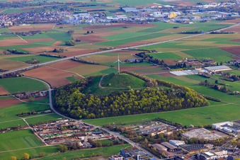 Vue aérienne de Éolienne sur le Grüner Heiner sur l'A 81 à le quartier Weilimdorf in Stuttgart dans le département Bade-Wurtemberg, Allemagne