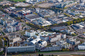 Vue aérienne de Zone industrielle et règlement d'entreprise avec Holiday Inn Stuttgart et VPV Insurance à le quartier Weilimdorf in Stuttgart dans le département Bade-Wurtemberg, Allemagne