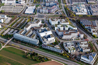 Vue aérienne de Zone industrielle et règlement d'entreprise avec Holiday Inn Stuttgart et VPV Insurance à le quartier Weilimdorf in Stuttgart dans le département Bade-Wurtemberg, Allemagne