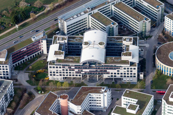 Vue aérienne de Bâtiment administratif de la société Dr. Ing. hc F. Porsche AG à Weilimdorf à le quartier Weilimdorf in Stuttgart dans le département Bade-Wurtemberg, Allemagne