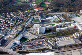 Vue aérienne de Bâtiment administratif et de bureaux de la compagnie d'assurance Nokia Stuttgart et BBK BVU en Zuffenhausen à le quartier Zuffenhausen in Stuttgart dans le département Bade-Wurtemberg, Allemagne