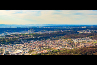Vue aérienne de Vue panoramique de la ville depuis le nord à le quartier Zuffenhausen in Stuttgart dans le département Bade-Wurtemberg, Allemagne