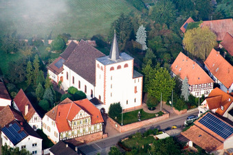 Vue aérienne de Église catholique Minfeld à Minfeld dans le département Rhénanie-Palatinat, Allemagne