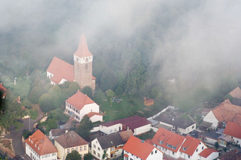 Vue aérienne de Église protestante Minfeld dans le brouillard à Minfeld dans le département Rhénanie-Palatinat, Allemagne