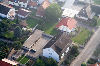 Vue oblique de Dans le jardin tranquille à Minfeld dans le département Rhénanie-Palatinat, Allemagne