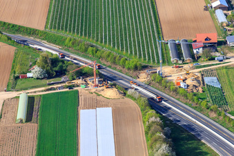 Vue aérienne de Rénovation d'un pont pour une piste agricole au-dessus de l'A65 à Kandel dans le département Rhénanie-Palatinat, Allemagne