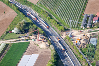Vue aérienne de Chantier de construction d'un nouveau pont pour traverser le chemin de campagne au-dessus de l'autoroute A65 à Kandel dans le département Rhénanie-Palatinat, Allemagne