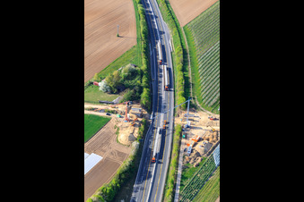 Vue aérienne de Rénovation d'un pont pour une piste agricole au-dessus de l'A65 à Kandel dans le département Rhénanie-Palatinat, Allemagne