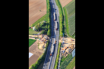 Photographie aérienne de Rénovation d'un pont pour une piste agricole au-dessus de l'A65 à Kandel dans le département Rhénanie-Palatinat, Allemagne