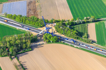 Rénovation d'un pont pour une piste agricole au-dessus de l'A65 à Kandel dans le département Rhénanie-Palatinat, Allemagne vue d'en haut