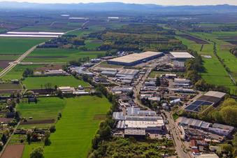 Vue aérienne de Zone industrielle de Horst vue de l'est à le quartier Minderslachen in Kandel dans le département Rhénanie-Palatinat, Allemagne