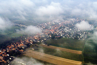 Vue aérienne de Placer sous des nuages bas à Freckenfeld dans le département Rhénanie-Palatinat, Allemagne