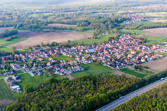 Vue aérienne de Tracé autoroutier de l'autoroute française A35 à proximité à Leutenheim dans le département Bas Rhin, France
