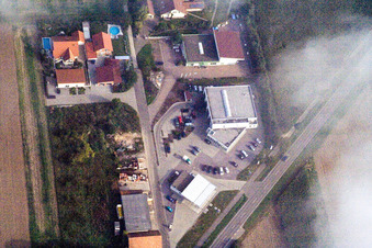 Vue aérienne de Concessionnaire automobile Heinz Memmer à Freckenfeld dans le département Rhénanie-Palatinat, Allemagne