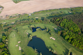 Golf Club Soufflenheim Baden-Baden à Soufflenheim dans le département Bas Rhin, France du point de vue du drone