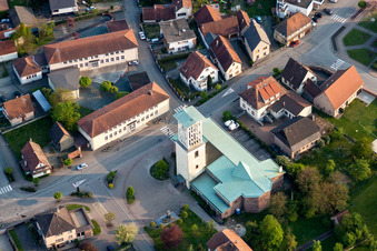 Vue aérienne de Église au toit bleu au centre du village à Offendorf dans le département Bas Rhin, France