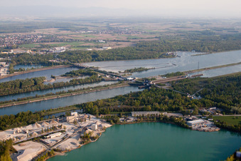Vue aérienne de Écluse à Gambsheim dans le département Bas Rhin, France