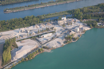 Écluse à Gambsheim dans le département Bas Rhin, France d'en haut