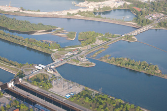 Gambsheim dans le département Bas Rhin, France vu d'un drone