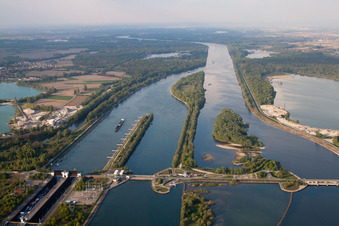 Vue aérienne de Écluse du Rhin à Gambsheim dans le département Bas Rhin, France