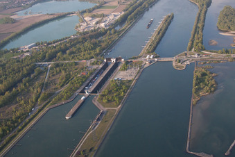 Écluse à Gambsheim dans le département Bas Rhin, France hors des airs