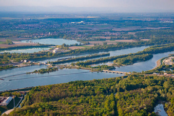 Vue aérienne de Écluse du Rhin à le quartier Freistett in Rheinau dans le département Bade-Wurtemberg, Allemagne