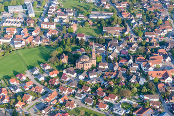 Vue aérienne de Bâtiment d'église au centre du village à le quartier Rheinbischofsheim in Rheinau dans le département Bade-Wurtemberg, Allemagne