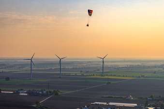 Vue aérienne de Parapente au-dessus du parc éolien Minfeld à Minfeld dans le département Rhénanie-Palatinat, Allemagne