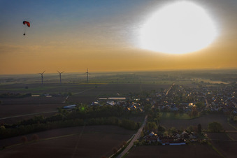 Vue aérienne de Parapente au-dessus du parc éolien Minfeld à Minfeld dans le département Rhénanie-Palatinat, Allemagne
